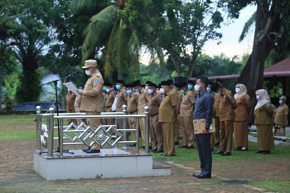 (Budi/taslabnews) Bupati Labuhanbatu Erik Atrada Ritonga saat memimpin Apel gabungan ASN.