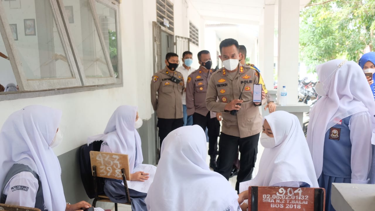 (Ignatius Siagian/taslabnews) Kapolres Tanjungbalai meninjau vaksinasi massal untuk siswa SMA.