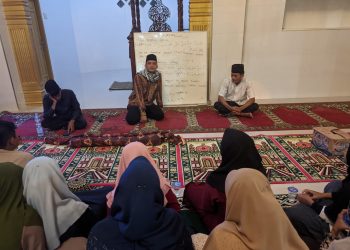 Mahasiswa IAIDU Asahan Ajarkan Warga Tata Cara Memandikan Jenazah