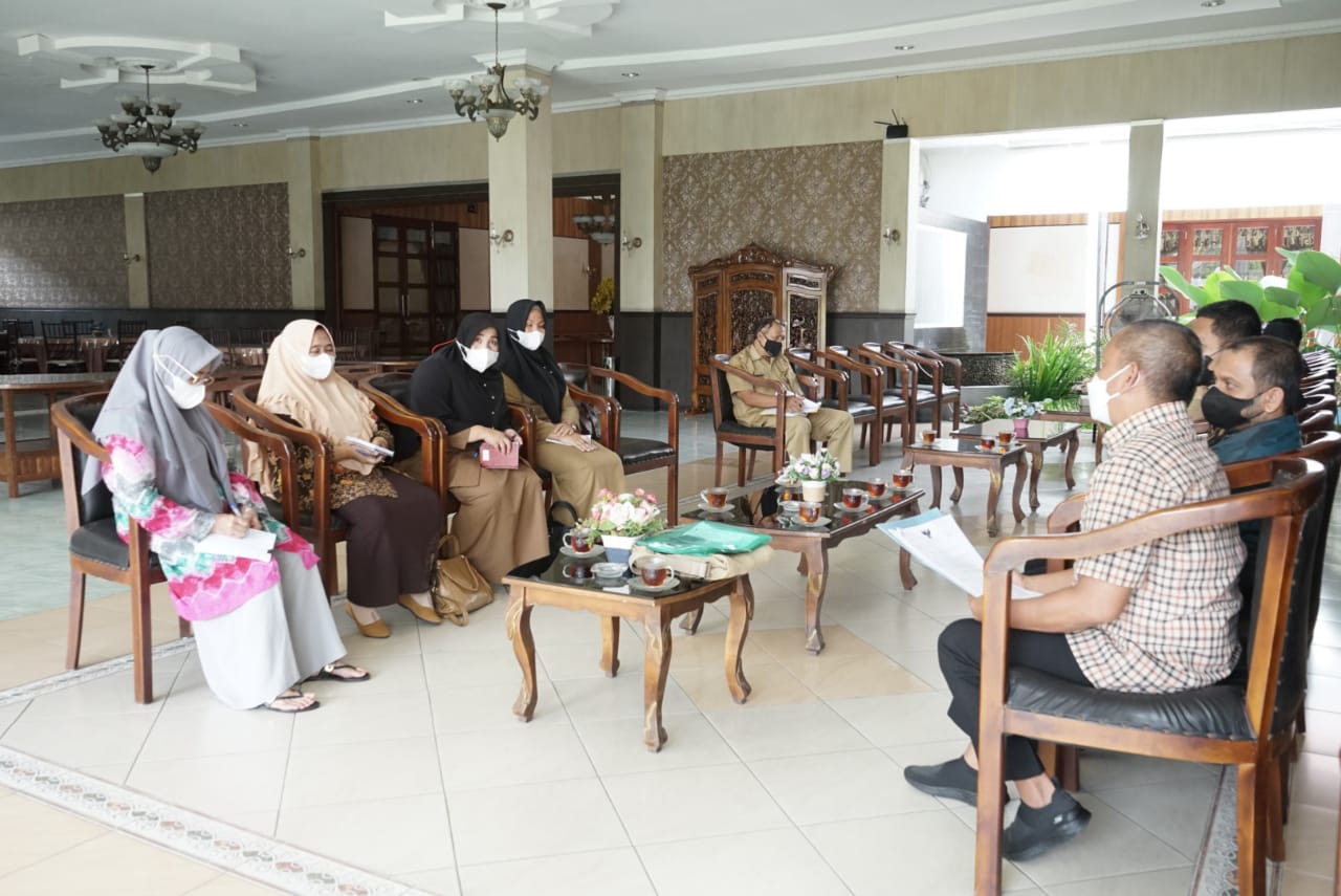 Ketua TP PKK Kabupaten Asahan Hj Titiek Sugiarti Surya beserta pengurus menerima audiensi Komisi Perlindungan Anak Daerah (KPAD) Kabupaten di Rumah Dinas Bupati Asahan, Selasa (28/09/2021).