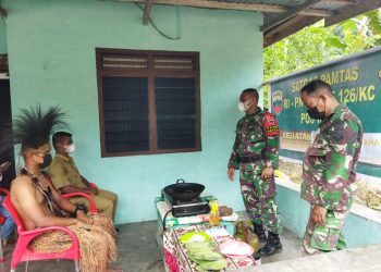 Keren, Personel Yonif 126/KC Asahan Ajarkan Masyarakat Perbatasan Papua Cara Membuat Keripik Pisang dan Ubi