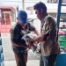 Sekretaris PD IWO Asahan-BatubaraKhairul Anhar Harahap SH saat menyalurkan bantuan beras pada warga