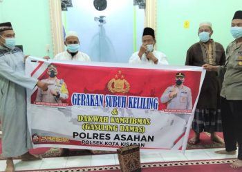 Sampaikan Imbauan Kamtibmas, Personil Polsek Kota Kisaran Salat Subuh Bersama Jamaah Masjid Nurul Falah Meranti
