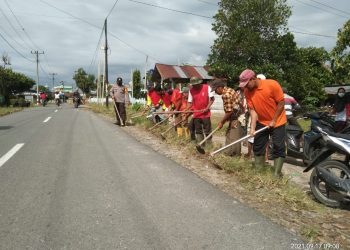 Jumat Bersih, Kades Meranti Ajak Warga dan Para Mahasiswa UMSU Lakukan Gotong Royong