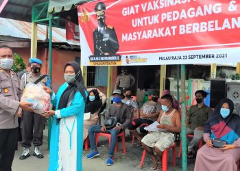Gelar Vaksinasi Covid-19 di Wilkum Pulau Raja, Kapolres Asahan Bagikan Sembako ke Warga