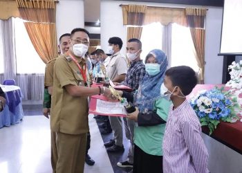 ((Budi/taslabnews) Bupati Labusel H Edimin saat memberikan penghargaan kepada para pemenang.