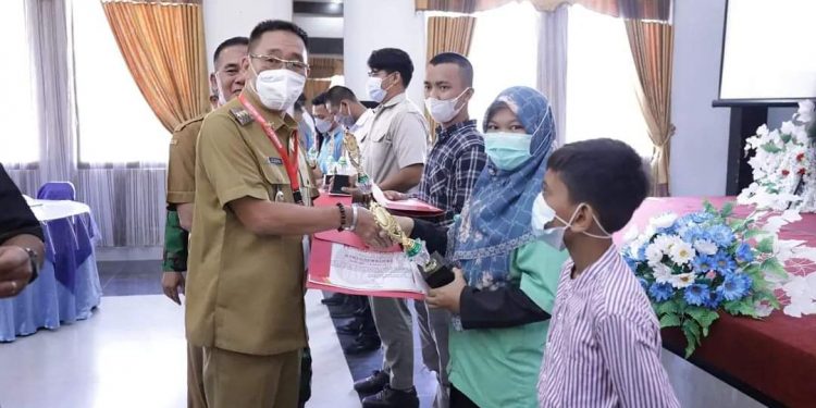 ((Budi/taslabnews) Bupati Labusel H Edimin saat memberikan penghargaan kepada para pemenang.