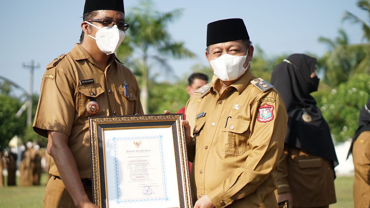 Plt Wali Kota Tanjungbalai Serahkan 7 Penghargaan