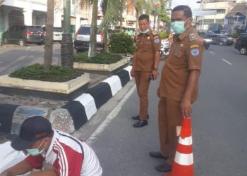 (Mamora/Budi/taslabnews)  Camat Rantau Utara Turing Ritonga dan Lurah Kota Ibrahim Syahputra saat turun kelapangan bersihkan Kota Rantauprapat.
