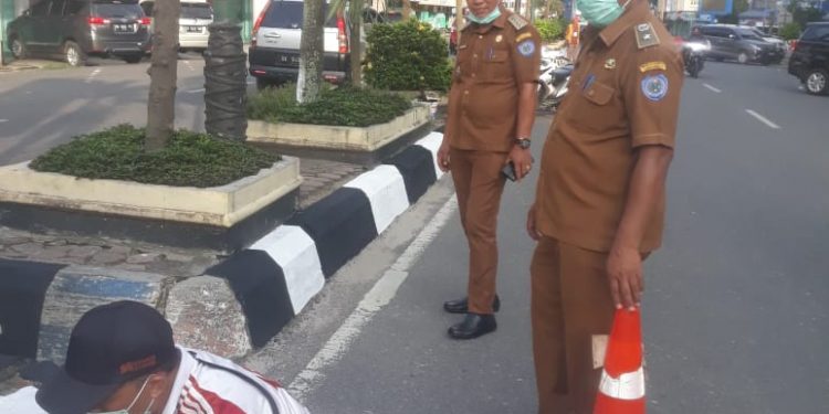 (Mamora/Budi/taslabnews)  Camat Rantau Utara Turing Ritonga dan Lurah Kota Ibrahim Syahputra saat turun kelapangan bersihkan Kota Rantauprapat.