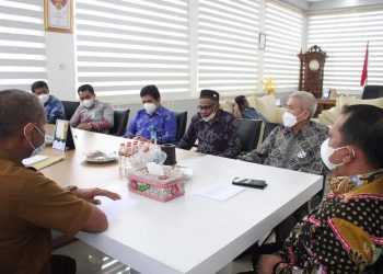 (Budi/taslabnews) Bupati Labuhanbatu Erik saat menyambut kedatangan perwakilan UMSU.