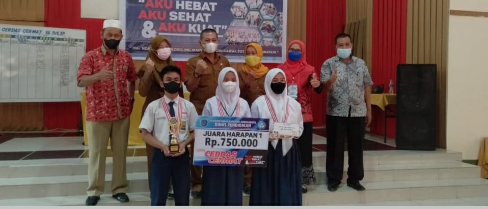 (Budi/taslabnews) Plt Kadis Pendidikan Labuhanbatu berfoto bersama dengan pemenang lomba.