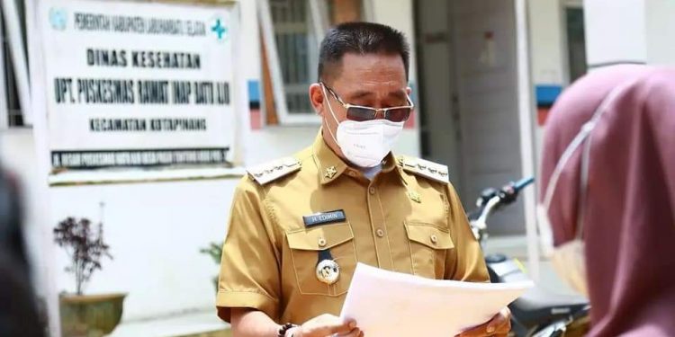 (Budi/taslabnews) Bupati Labuhanbatu Selatan Edimin saat memberikan arahan kepada ASN.