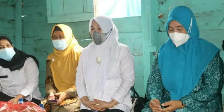 Ketua TP PKK Labuhanbatu Selatan (baju putih).