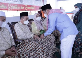 Bupati Labuhanbatu Selatan Edimin saat diupah-upah.