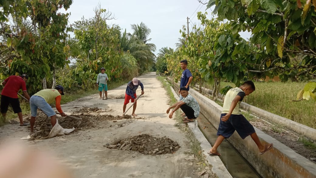 Warga Pondok Bungur Asahan Kumpulkan Uang Tuk Timbun Jalan Rusak