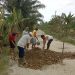 Warga Pondok Bungur Asahan Kumpulkan Uang Tuk Timbun Jalan Rusak