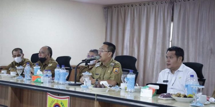 Bupati Labuhanbatu Selatan Edimin (tengah).