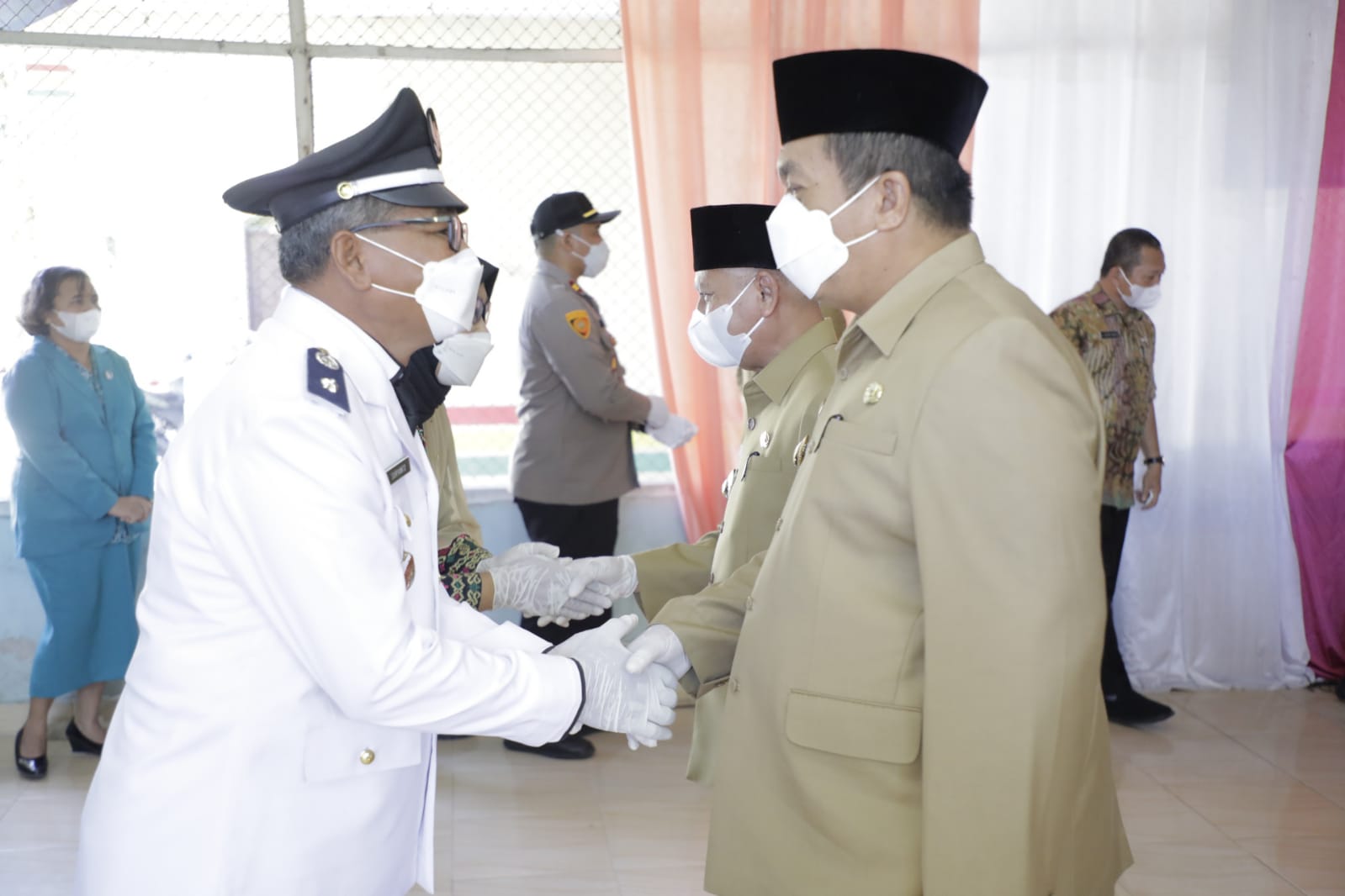 Pelantik Kepala Desa Antar Waktu Rawang Lama, Kecamatan Rawang Panca Arga, Suryanto SPd di Aula Kantor Desa Rawang Lama Kecamatan Rawang Panca Arga