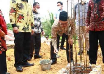Bupati Labuhanbatu Selatan Edimin saat meletakkan batu pertama pembangunan Mesjid.