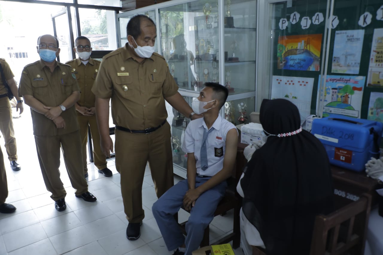 Bupati Asahan H Surya BSc bersama dengan Wakil Bupati Asahan saat meninjau pelaksanaan vaksinasi covid-19