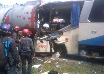 Bus Rajawali Tabrak Dua Mobil