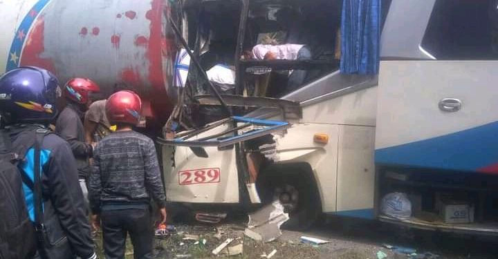 Bus Rajawali Tabrak Dua Mobil