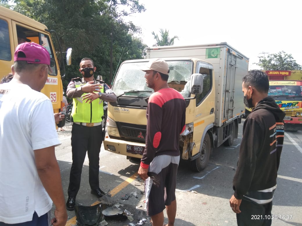 Polisi mengamankan lokasi lakalantas di jalinsum Asahan