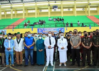 Bupati Labuhanbatu H Erik Adtrada Ritonga dan Wakil Bupati Labuhanbatu Hj Ellya Rosa Siregar dan Ketua DPD KNPI Labuhanbatu Hamzah saat berfoto bersama pada kegiatan tersebut.