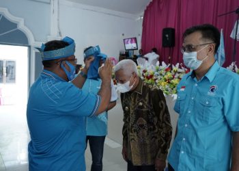 Ketua DPD PGI Sematkan Tanjak Melayu ke Bupati Asahan