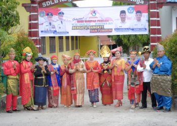 Rayakan Sumpah Pemuda, Guru dan Murid SDLB Kisaran Pakai Baju Adat