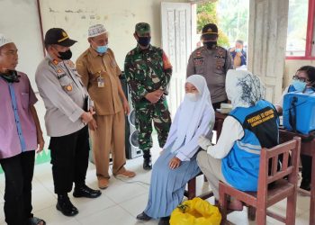 Pihak Polres Asahan Vaksin 1160 Siswa dan Lansia
