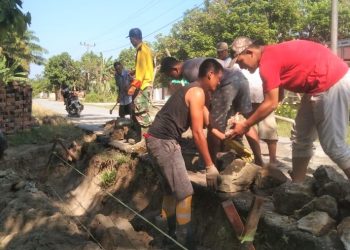 Khawatirkan Keselamatan Warga, Kades Meranti Ajak Masyarakat Perbaiki Jalan