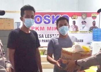Polsek Prapat Janji Sampaikan Pesan Kamtibmas dan Bagi Sembako di Pos Kamling Barokah Lestari