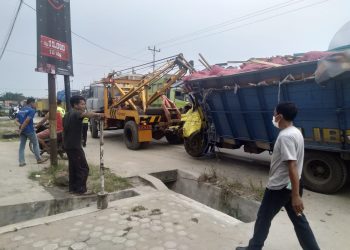 Dua Truk Laga Kambing di Jalinsum Asahan, Kernet Asal Tebing Tinggi Tewas
