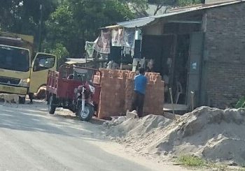 Tidak Ada Pengawasan, Panglong Timbun Material Bangunan di Badan Jalan