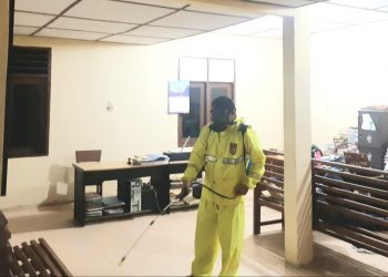 Cegah Covid -19, Mako Polsek Bandar Pulau Disemprotkan Desinfektan