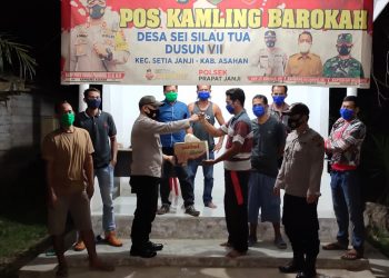 Sambangi Penjaga Poskamling, Personil Polres Asahan Imbau Warga Taati Prokes dan Berikan Kopi serta Indomie