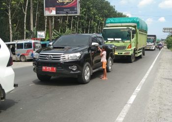 Mengaku Tak Pernah Mendapat Bantuan dari Pemerintah Nurheti Bawa Dua Anaknya Mengemis