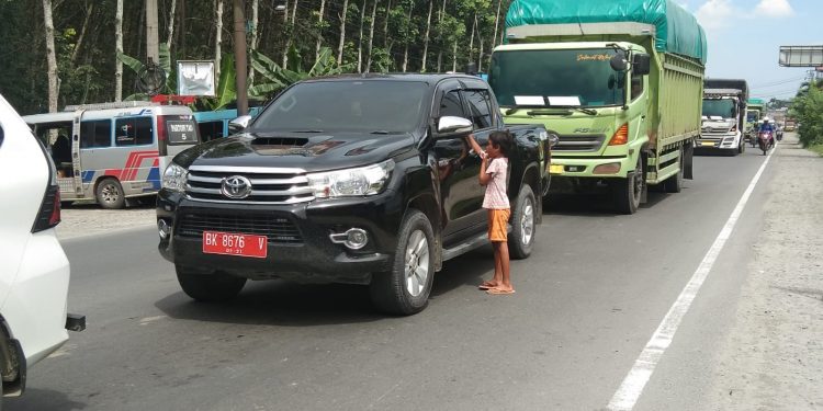 Mengaku Tak Pernah Mendapat Bantuan dari Pemerintah Nurheti Bawa Dua Anaknya Mengemis