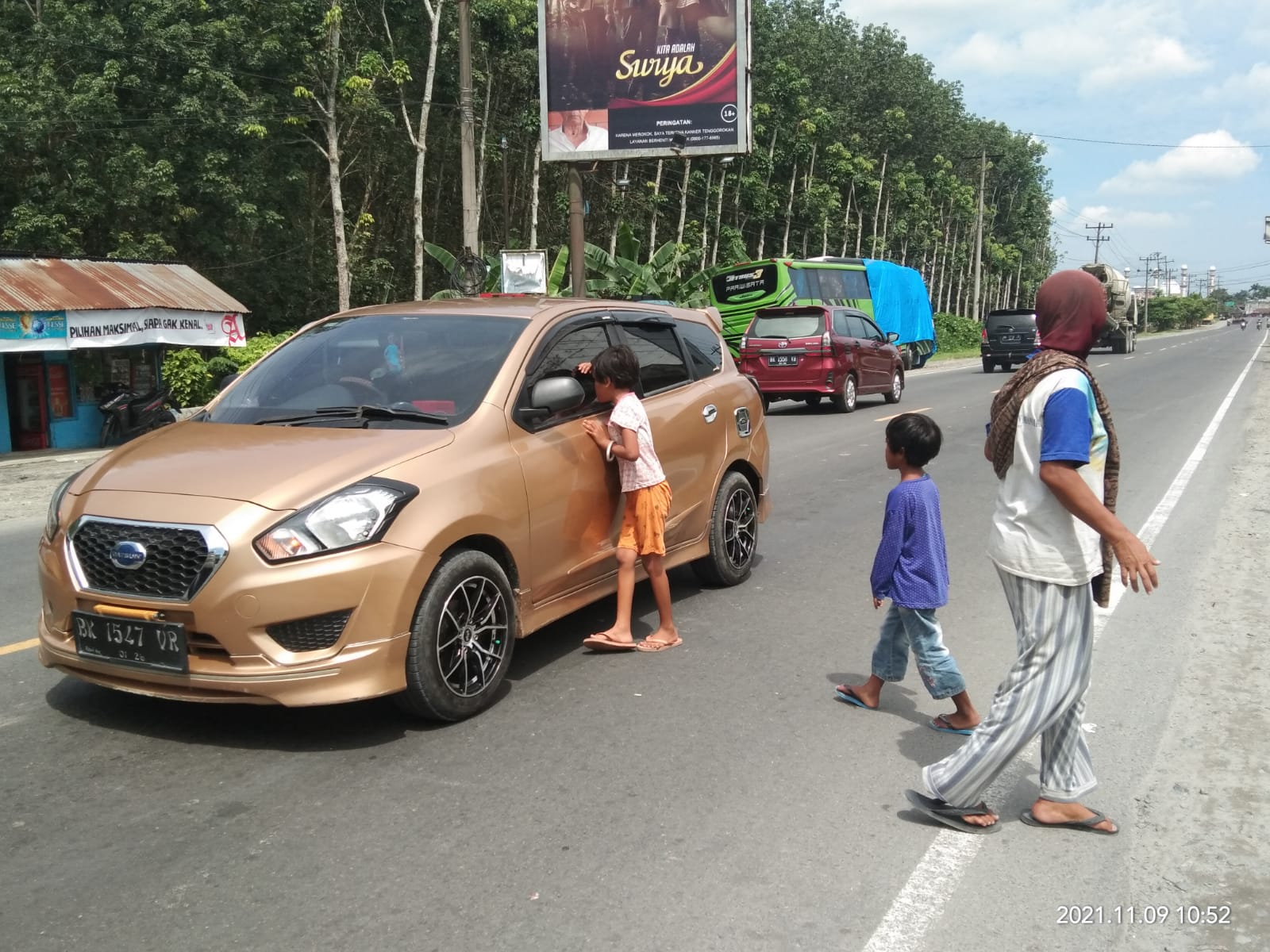 Mengaku Tak Pernah Mendapat Bantuan dari Pemerintah Nurheti Bawa Dua Anaknya Mengemis