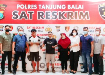 Ketiga tersangka saat di kantor polisi.