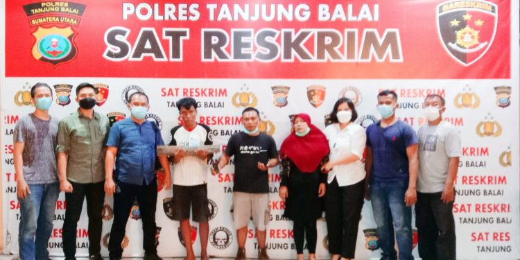 Ketiga tersangka saat di kantor polisi.