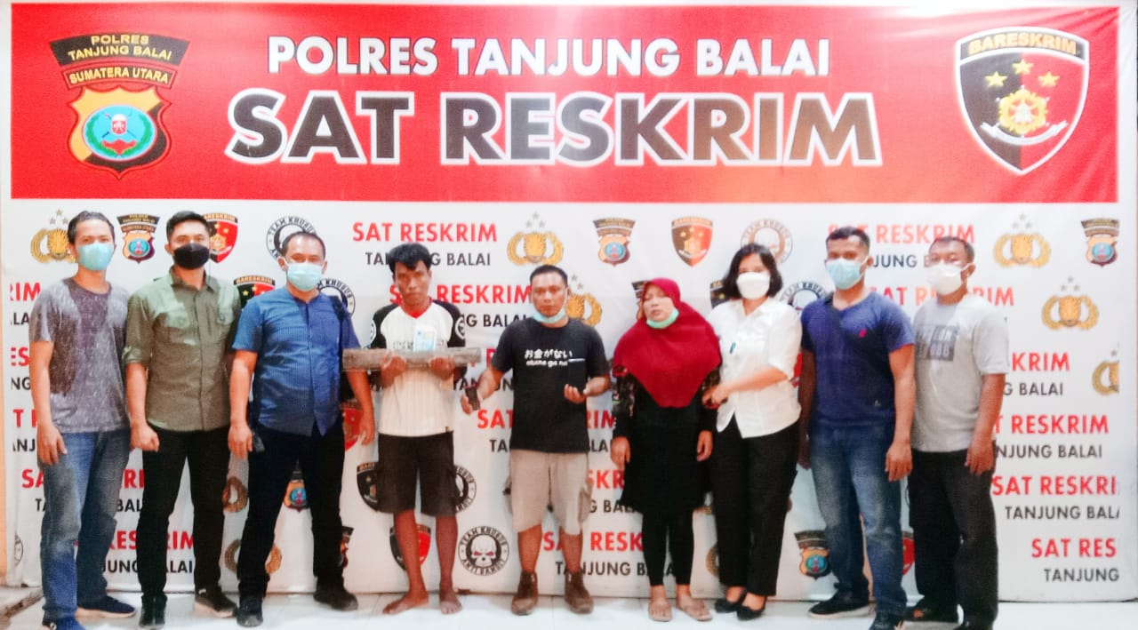 Ketiga tersangka saat di kantor polisi.