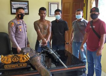 Tersangka saat di kantor polisi