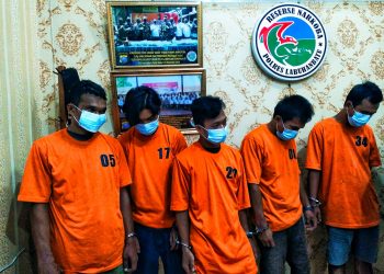 Tersangka saat berada di Kantor Satresnarkoba Polres Labuhanbatu.