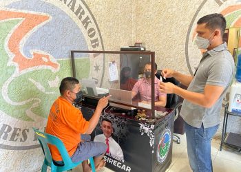 (Budi/taslabnews) Tersangka UK saat berada di Kantor Satresnarkoba Polres Labuhanbatu.