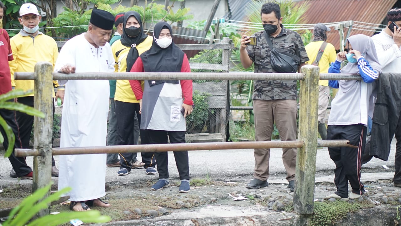 Plt Wali Kota Tanjungbalai Gotong Royong Bersama Warga di Jalan Suprapto