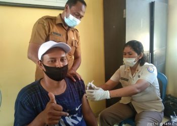 Lanal Tanjungbalai Gelar Serbuan Vaksinasi Maritim di Desa Meranti