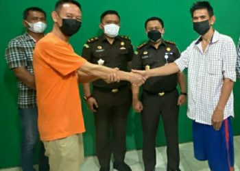 Kedua tersangka saat melakukan perdamaian di Kantor Kejaksaan Negeri Labuhanbatu.